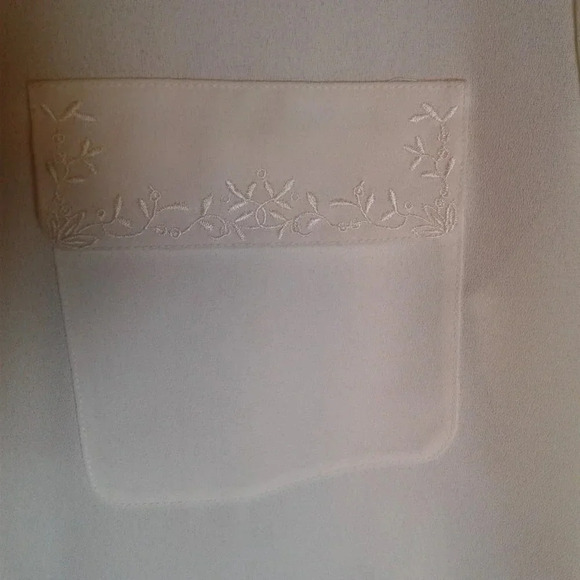 Women's Creamy White Polyester Embroidered  Blouse. Size 12 - Picture 3 of 8
